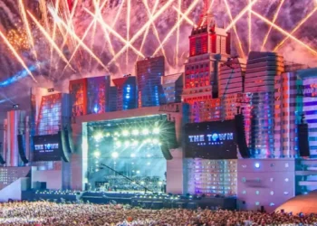 Pessoas curtindo o festival The Town com uma atmosfera animada e lotada de público.