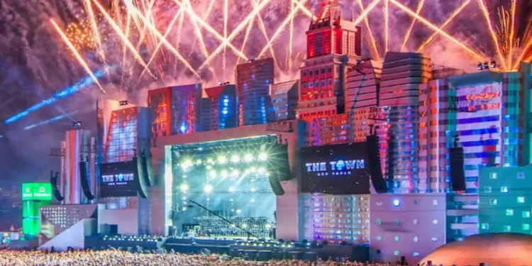 Pessoas curtindo o festival The Town com uma atmosfera animada e lotada de público.