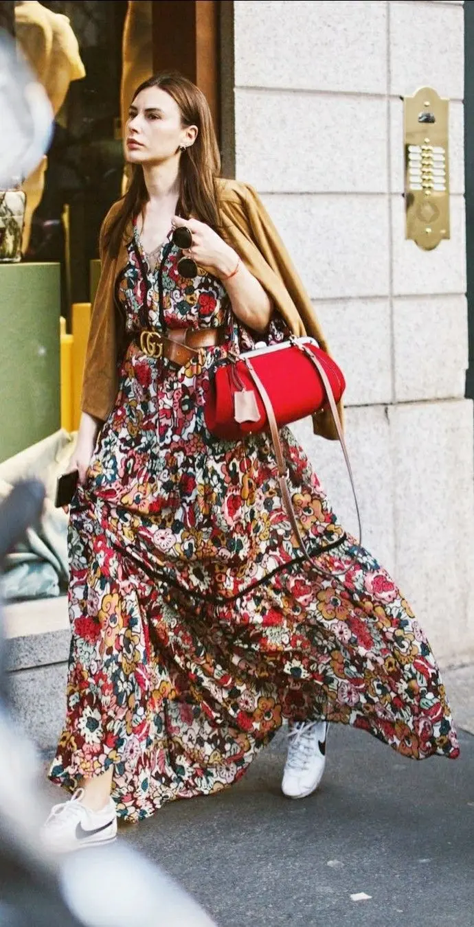 Imagem de um look maximalista com vestido floral e tênis brancos, representando um estilo ousado e contemporâneo.