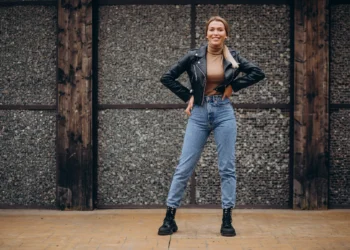 Mulher estilosa usando calça jeans para o trabalho.