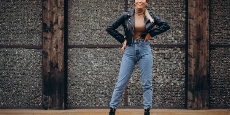 5 looks com calça jeans para você arrasar no trabalho esta semana 1 Mulher estilosa usando calça jeans para o trabalho.