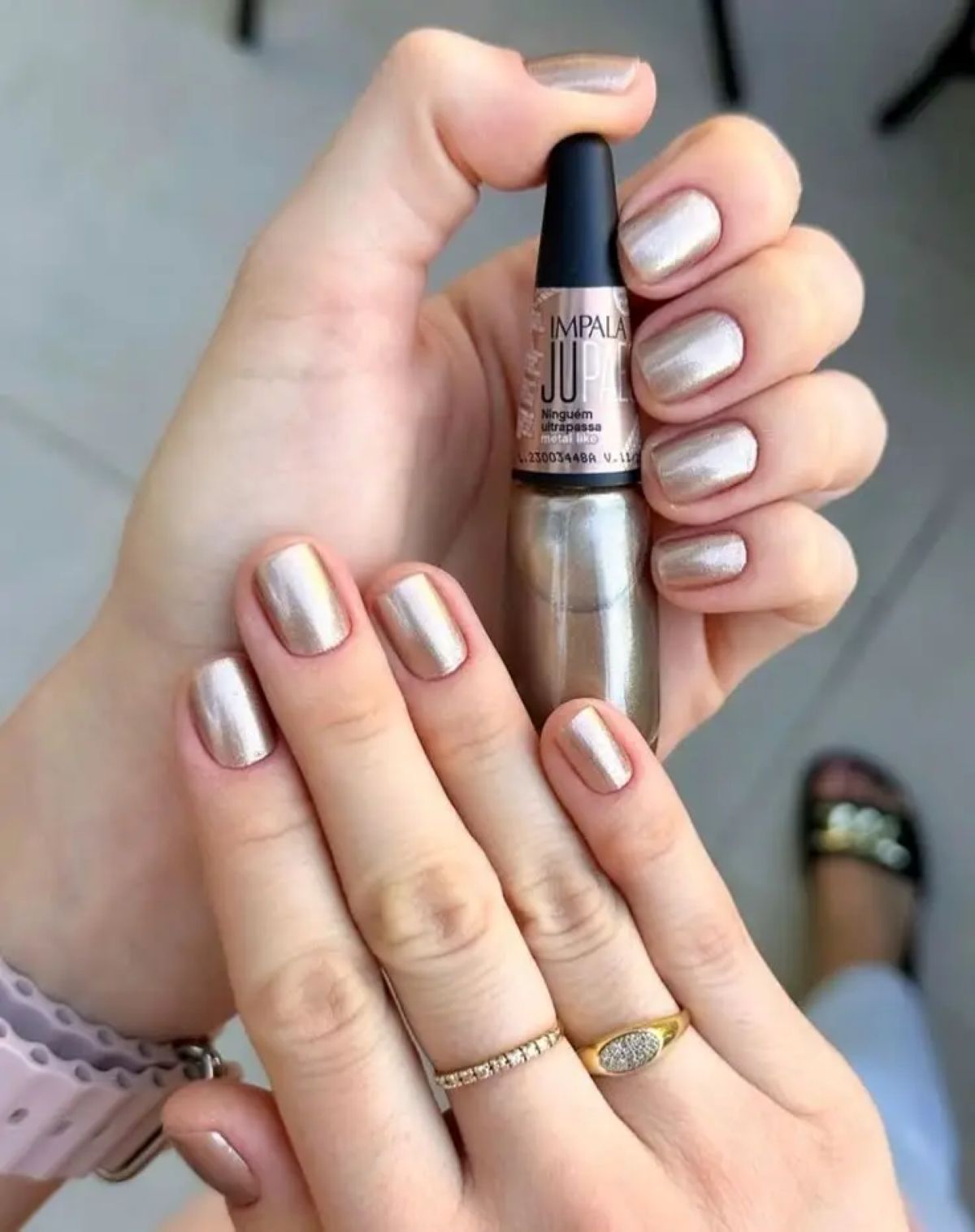 Unhas com esmalte nude metalizado da Impala, tom sofisticado e moderno