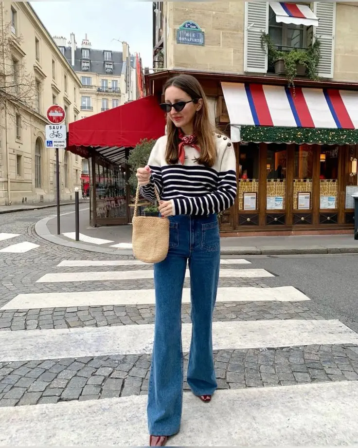 Look de quarta-feira com estampa jeans e lenço vermelho no pescoço, detalhe colorido que valoriza o visual