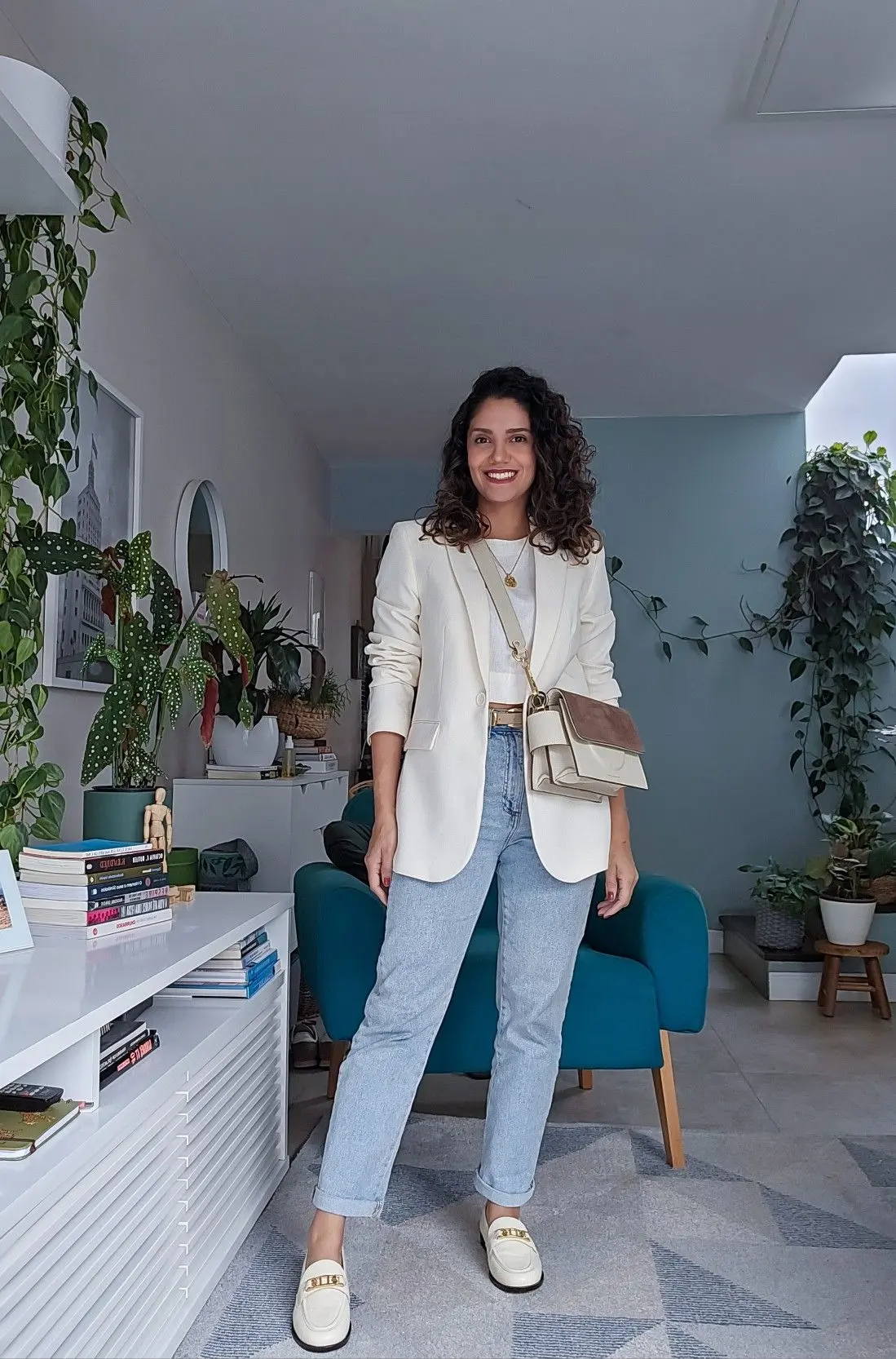 Look moderno para trabalho, com conjunto branco e sapato mocassim, perfeito para ambientes profissionais.