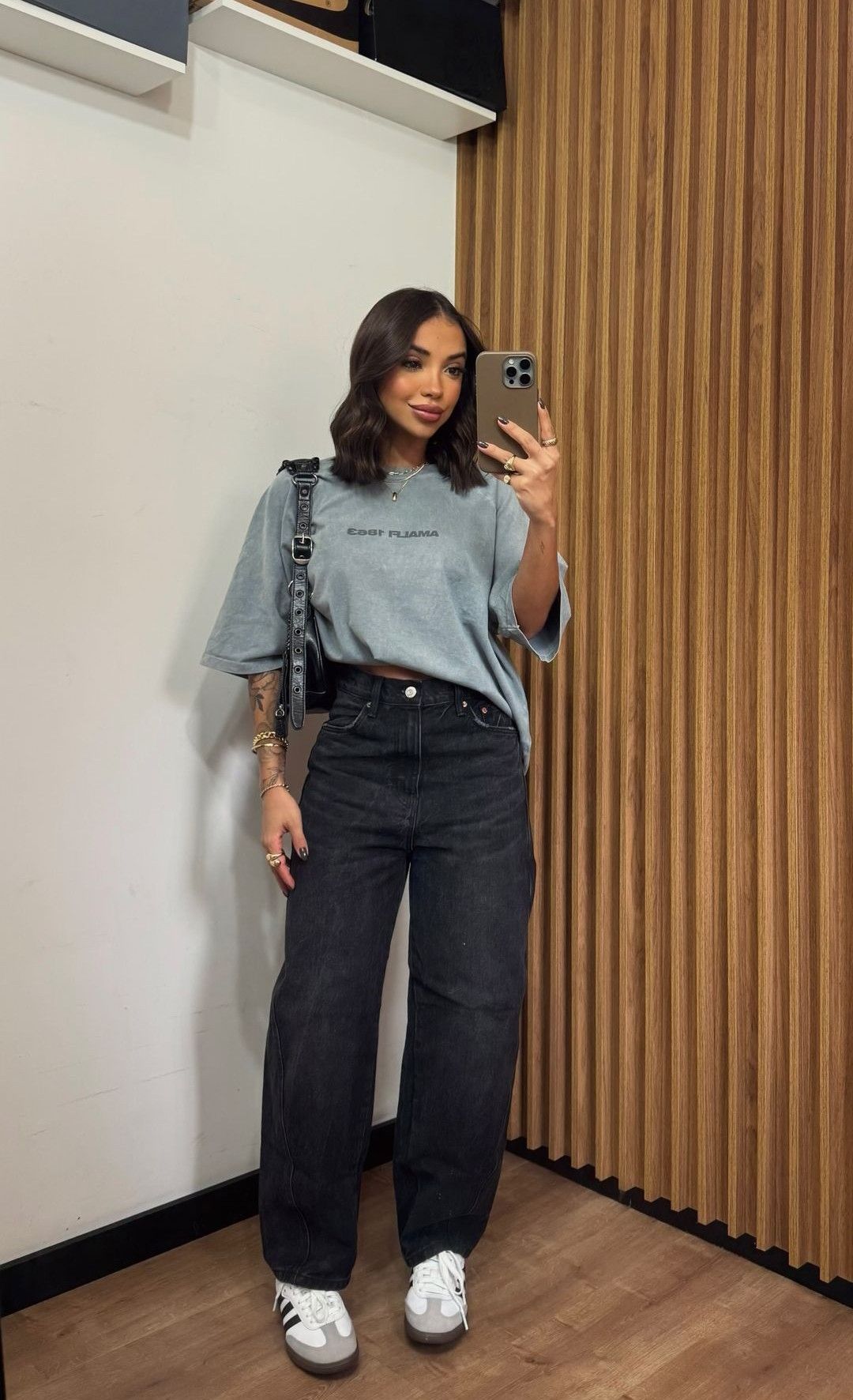 Look de sexta-feira casual com jeans despojado, t-shirt de qualidade e tênis branco de couro, ideal para o trabalho e happy hour