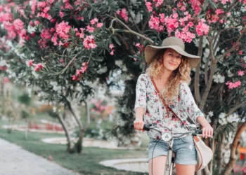 Imagem ilustrativa para mostrar 7 looks versáteis para a primavera de 2025, fáceis de montar e com estilo.