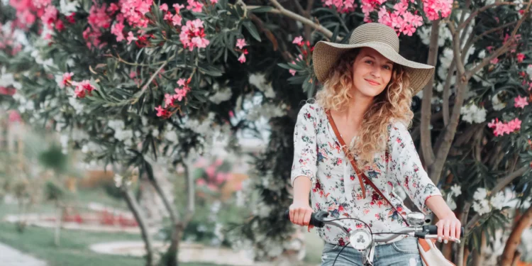 Imagem ilustrativa para mostrar 7 looks versáteis para a primavera de 2025, fáceis de montar e com estilo.