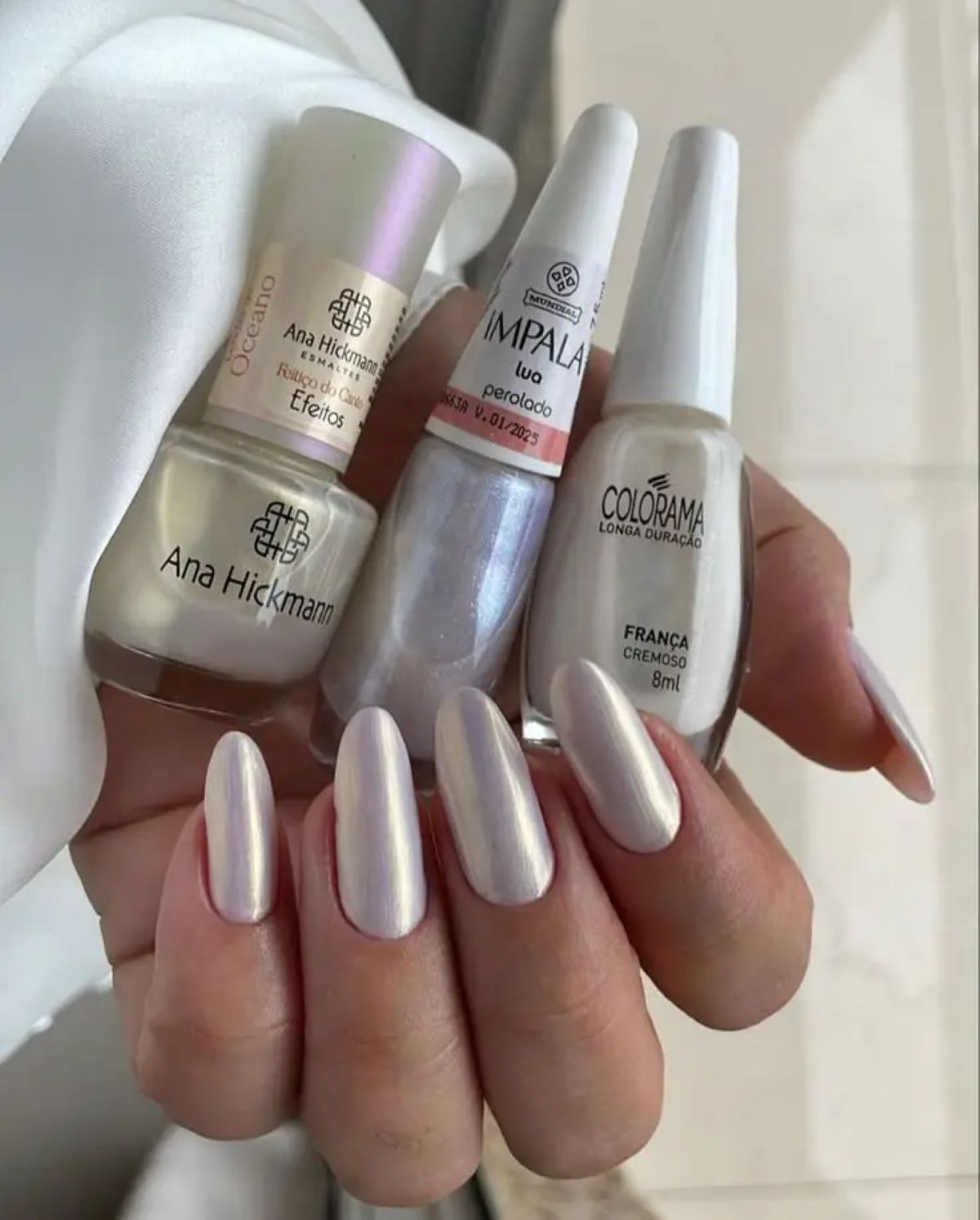 Unhas peroladas feitas com misturinha de esmaltes brancos e cintilantes