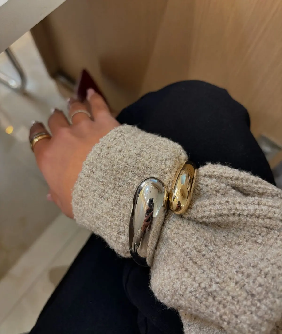Pulseira bicolor de prata e dourado, estilo moderno e híbrido.