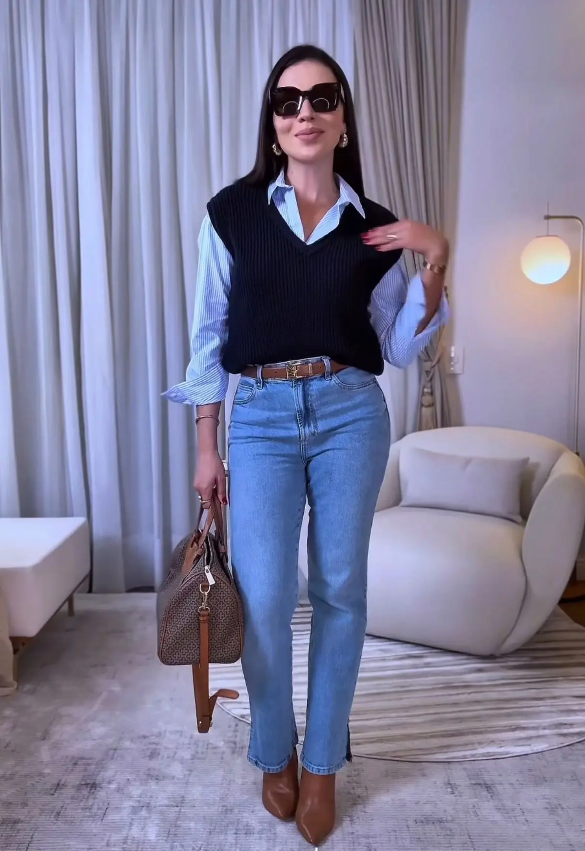 Look profissional de terça-feira com calça jeans, colete de tricô e sapato de bico fino, elegante e moderno para o ambiente de trabalho