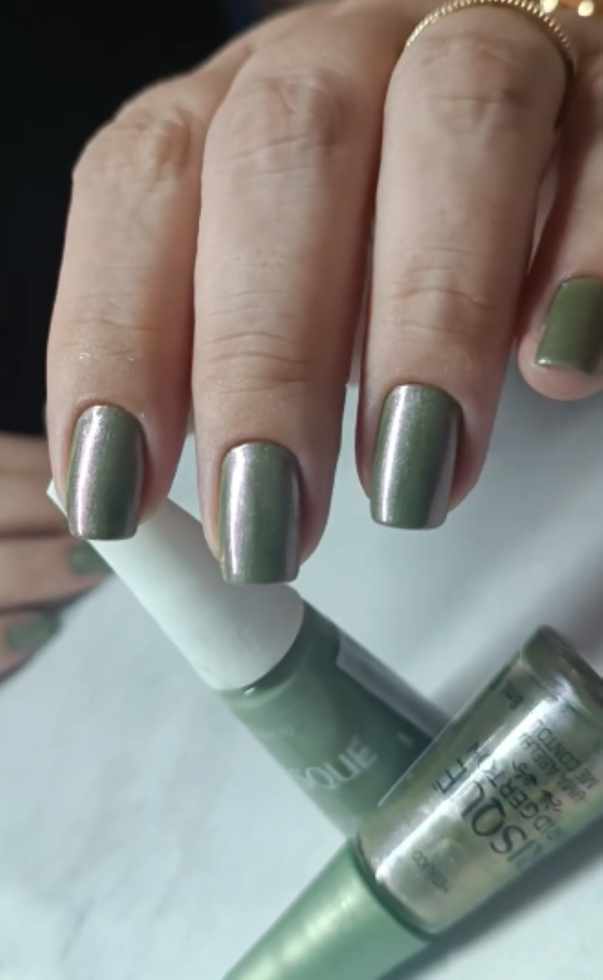 Unhas pintadas com esmalte verde metálico da Risqué combinando Guerreira do Arco-Íris com Uma Abelha Me Contou