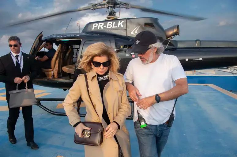 Cena de Odete Roitman chegando em um helicóptero com uma bolsa Valentino de R$ 25 mil na novela 'Vale Tudo'.