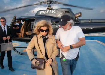 Estilo Odete Roitman: veja os valores dos looks icônicos e onde encontrá-los 13 Cena de Odete Roitman chegando em um helicóptero com uma bolsa Valentino de R$ 25 mil na novela 'Vale Tudo'.