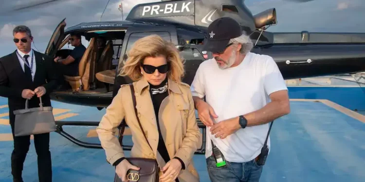 Cena de Odete Roitman chegando em um helicóptero com uma bolsa Valentino de R$ 25 mil na novela 'Vale Tudo'.