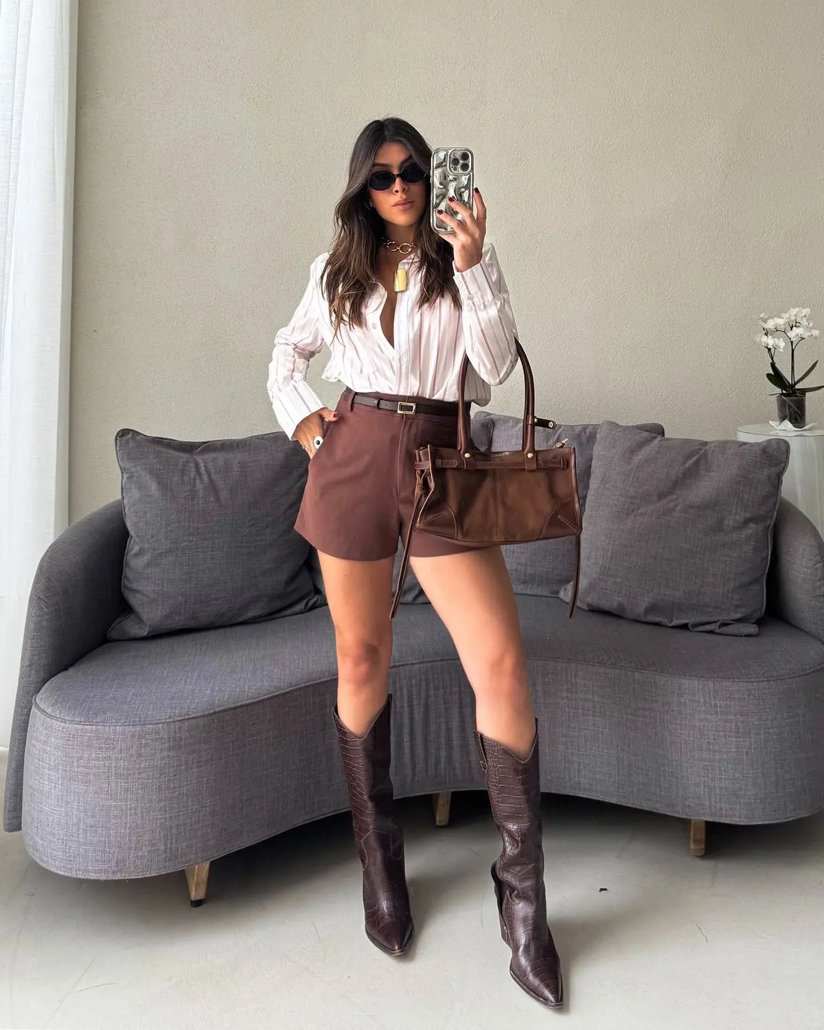 Pessoa usando bota e short, estilo casual e moderno.