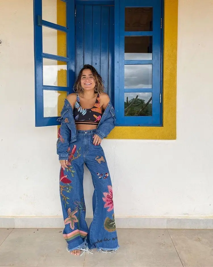 Calça com estampa bordada, destacando um estilo moderno e detalhado, com design único.