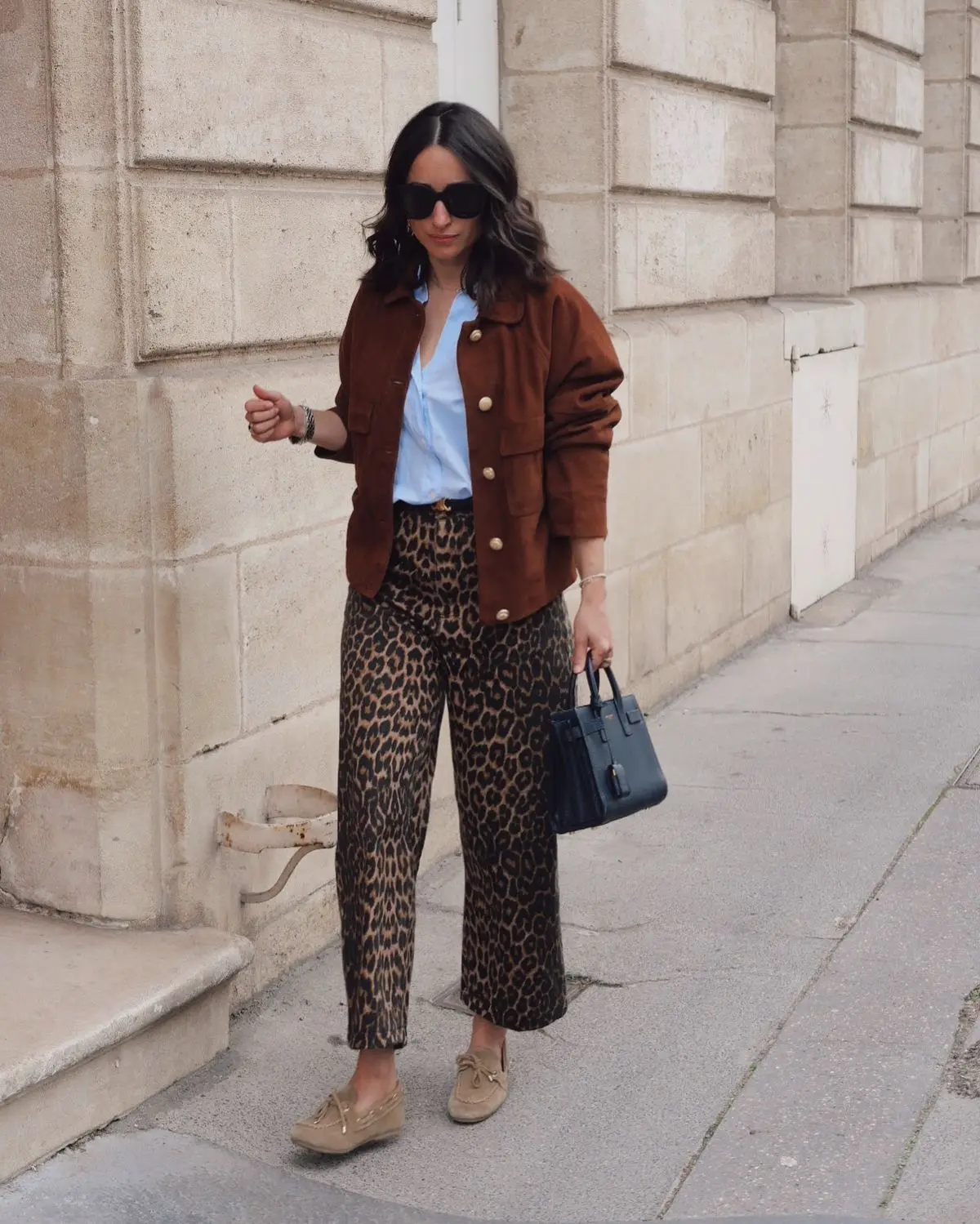 Calça com estampa de leopardo, trazendo um toque selvagem e elegante ao look.