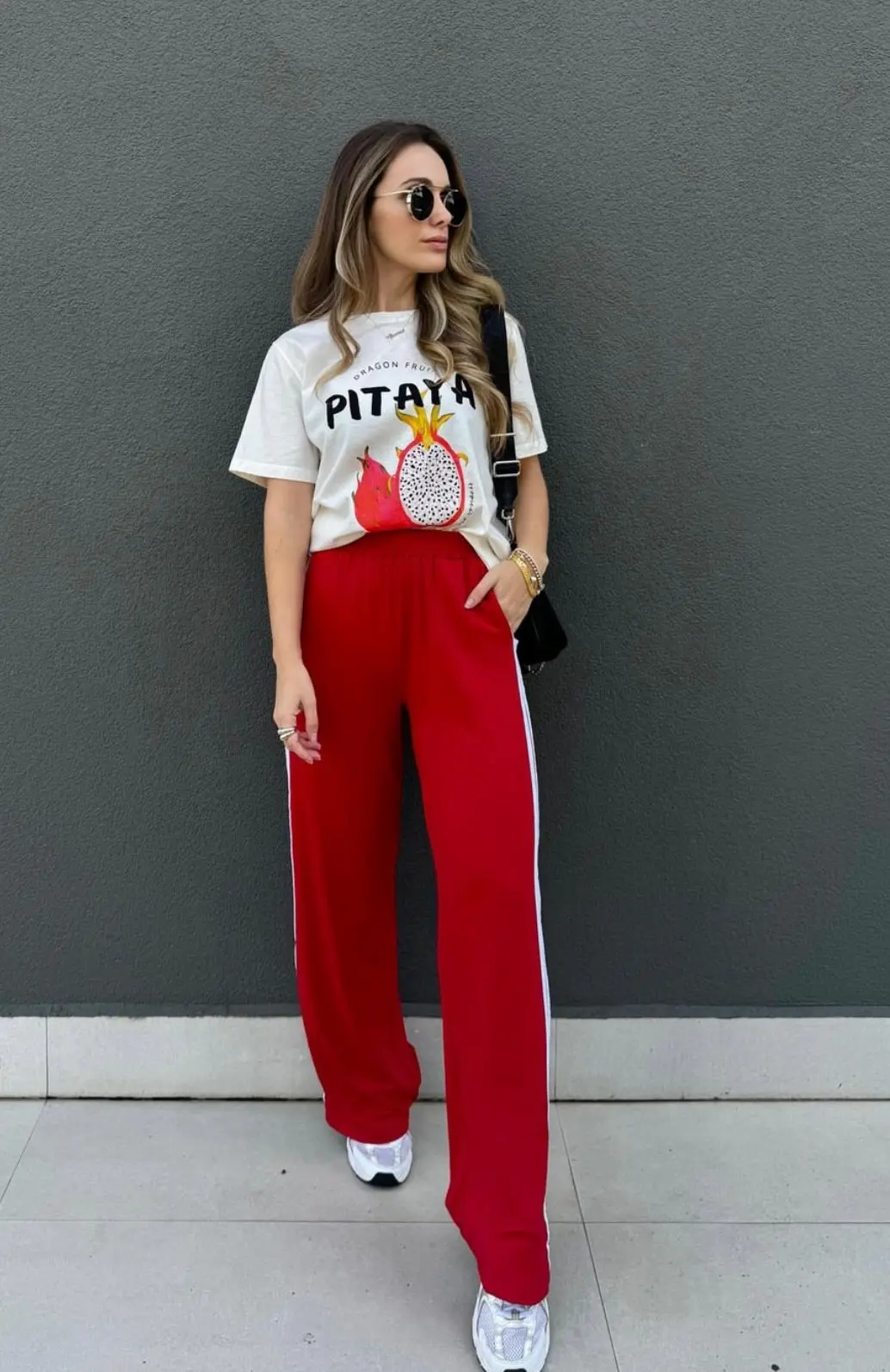 Look Casual com Calça de Moletom Reta e Detalhes Minimalistas.