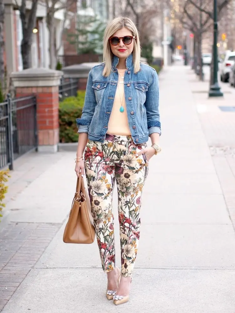Calça florida, com estampas vibrantes que trazem um toque tropical e alegre ao look.
