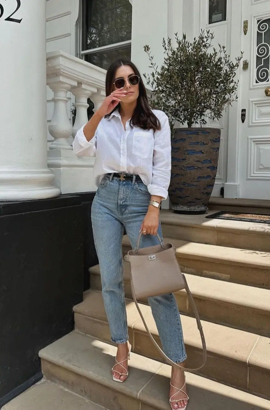 Look estiloso com camisa clássica branca e calça jeans clara. 