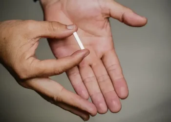 Chip da beleza sendo segurado com uma das mãos, destacando sua forma e tamanho.