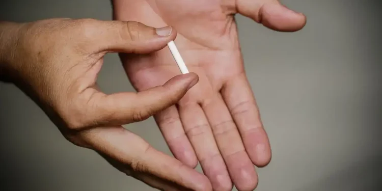 Chip da beleza: saiba o que é e veja o que especialistas dizem 1 Chip da beleza sendo segurado com uma das mãos, destacando sua forma e tamanho.