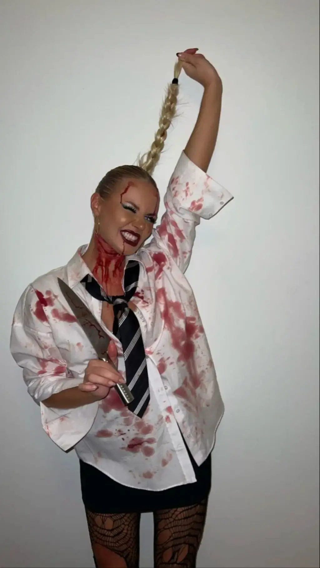 Fantasia de Noite de Crime inspirada na franquia The Purge com sangue falso e faca.