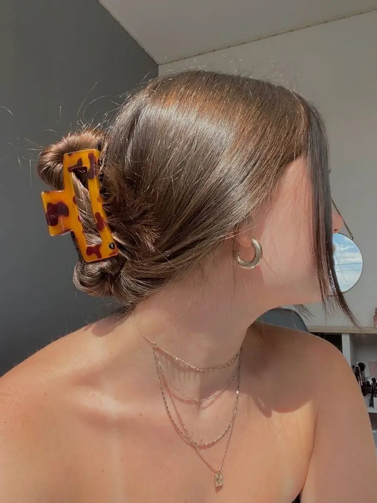 Penteado com piranha destacando o estilo e elegância de acessórios de cabelo.