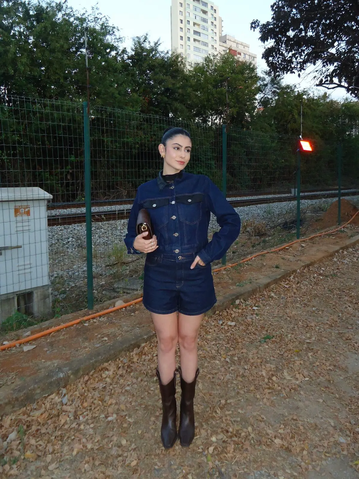 Look moderno para os dias quentes todo jeans com bota. 
