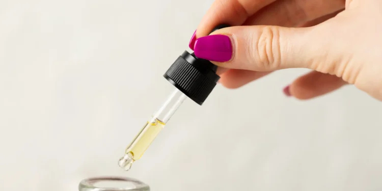 Óleo de semente de uva: hidratação poderosa para pele e fios 1 Conta-gotas com óleo de semente de uva sendo aplicado para hidratação da pele e dos cabelos.