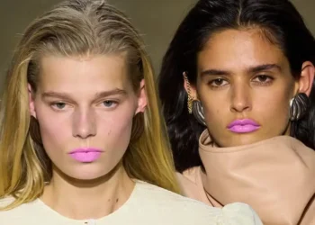 O batom rosa anos 2000 está de volta e será tendência no verão 2026 12 Duas modelos com batom rosa chiclete desfilando na passarela, representando a tendência do verão 2026.