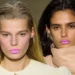 Duas modelos com batom rosa chiclete desfilando na passarela, representando a tendência do verão 2026.