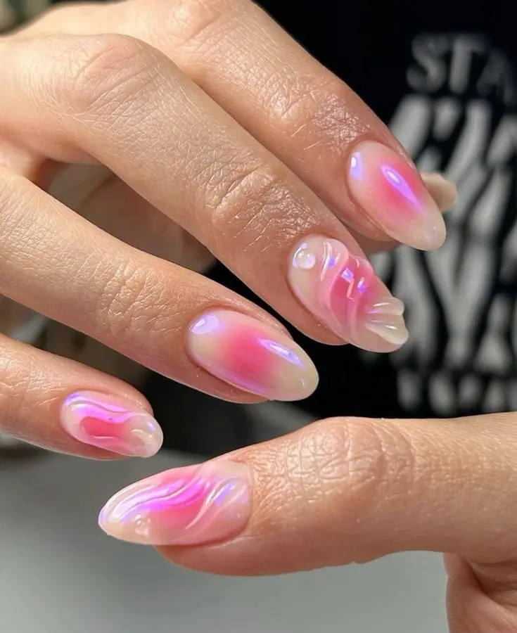 Aura nails com efeito degradê em rosa claro e lilás, criando uma aparência suave e energética.