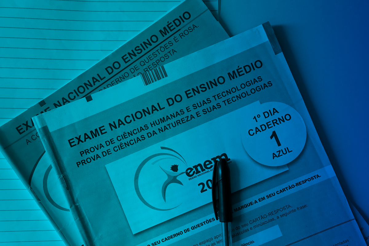 Cadernos de prova do ENEM sobre a mesa, representando o exame nacional do ensino médio de 2025.