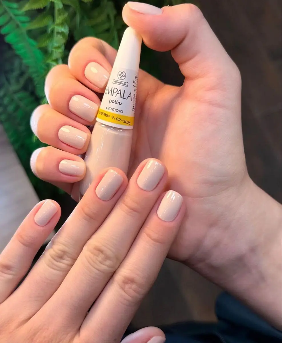 Unhas discretas e sofisticadas: 3 opções que combinam com tudo 2 Unhas com esmalte em tom creme, proporcionando um acabamento suave e elegante, ideal para quem busca sofisticação.