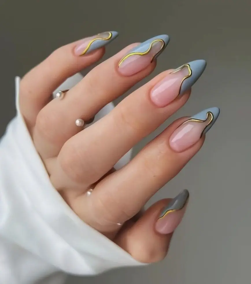 6 inspirações de nail art sofisticadas para o Natal e Ano Novo 4 Francesinha moderna com detalhes em azul e dourado, criando um visual elegante e sofisticado.