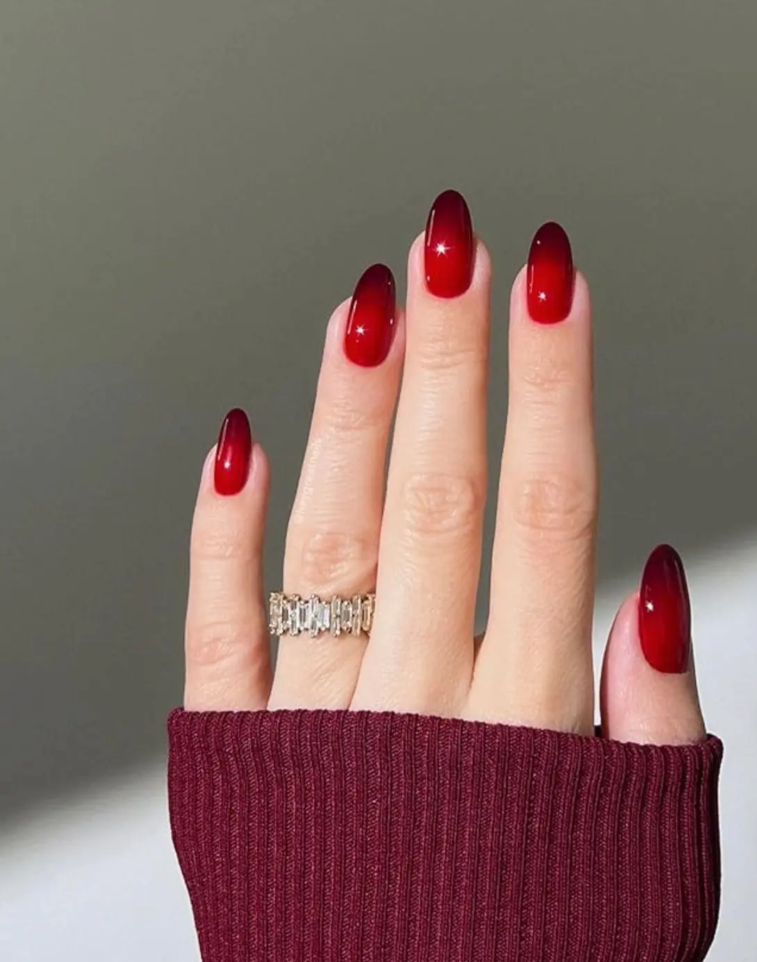 6 inspirações de nail art sofisticadas para o Natal e Ano Novo 3 Unhas em degradê vermelho com acabamento brilhante.