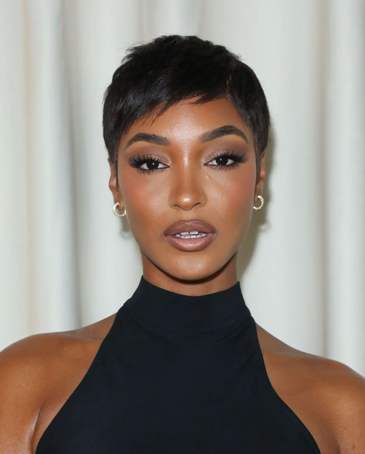 Mulher com corte Trixie, uma versão mais longa e suave do pixie, com mechas desfiadas e mais compridas nas laterais.