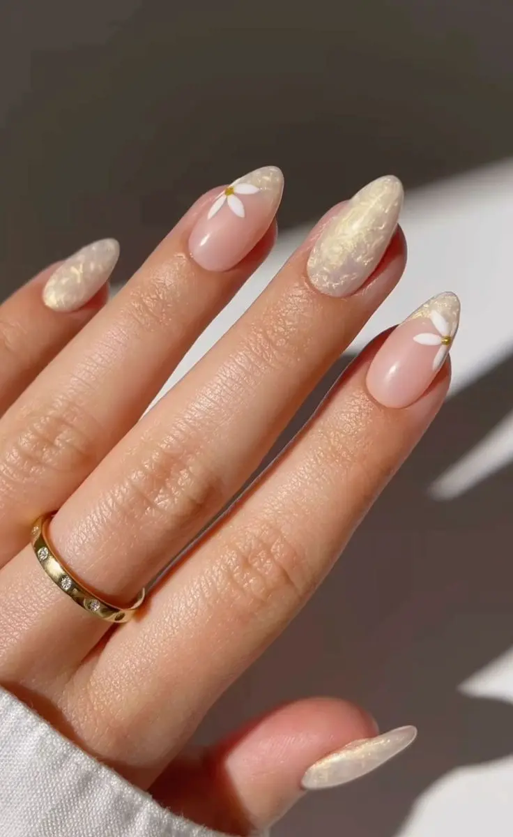 6 inspirações de nail art sofisticadas para o Natal e Ano Novo 2 Unhas decoradas em tons cintilantes com flores brancas delicadas