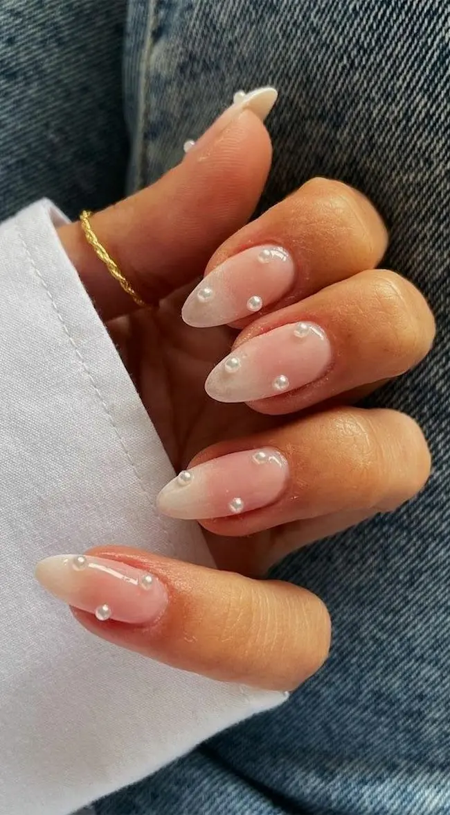 Unhas discretas e sofisticadas: 3 opções que combinam com tudo 3 Unhas nude com pérolas delicadas, criando um toque de sofisticação e brilho