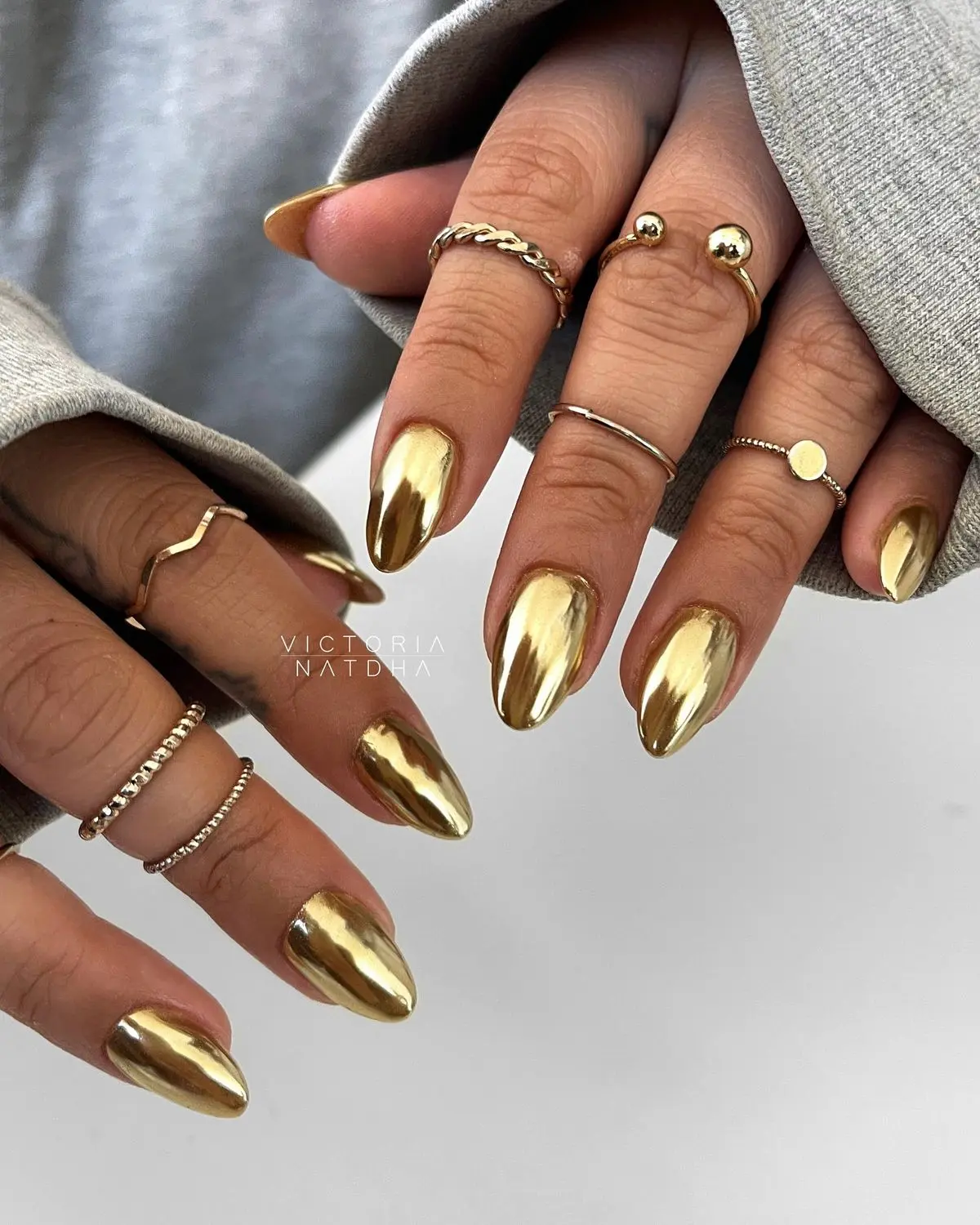 Unhas cromadas douradas, com acabamento metálico perfeito para o Ano Novo.