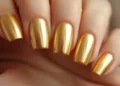 Unhas douradas metálicas brilhantes, perfeitas para comemorar o Ano Novo com estilo e glamour.